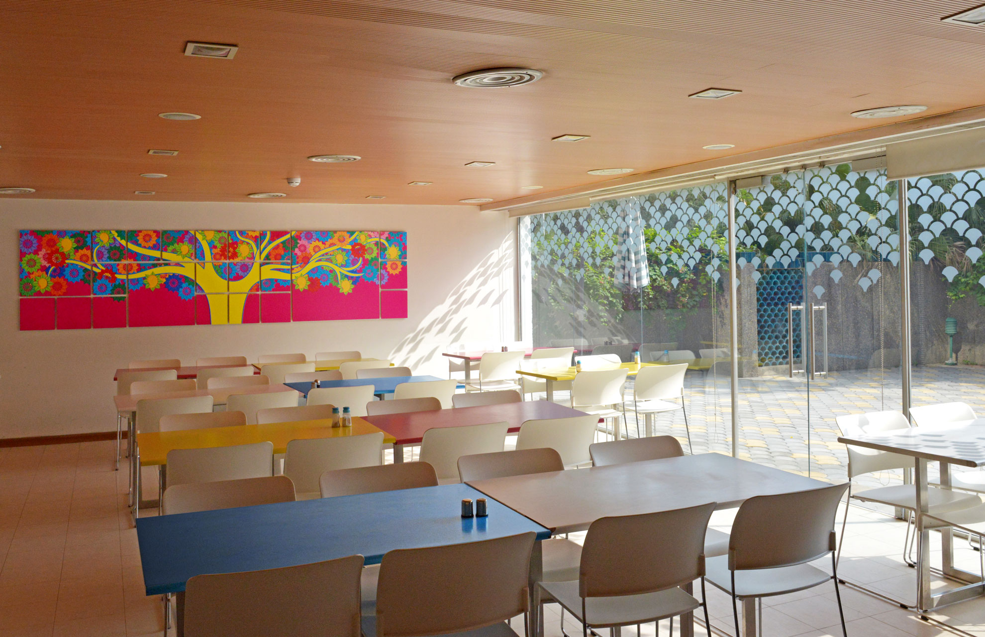 lopez-design-unicef-india-cafeteria-space-branding-design